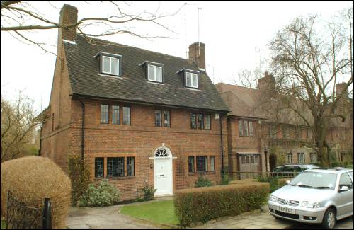 07 Raeburn Close a